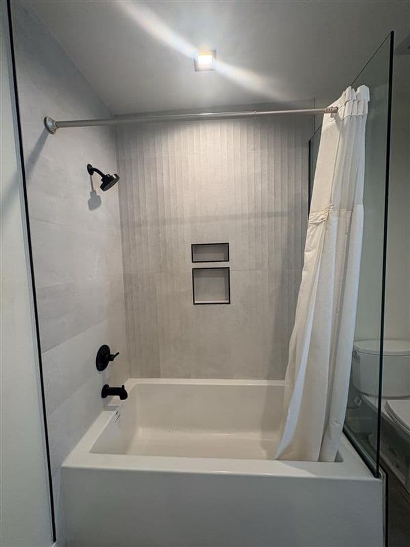 Long Beach Apartment: 495 Promenade Ave
