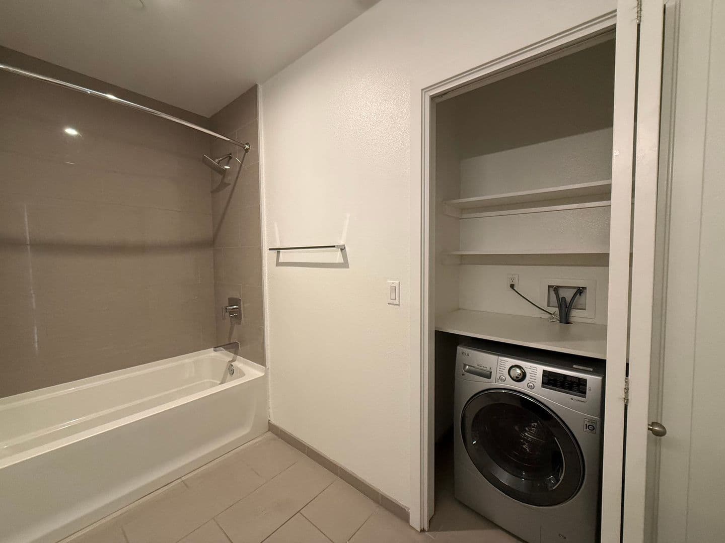 Los Angeles Apartment: 535 S Kingsley Dr. - 606