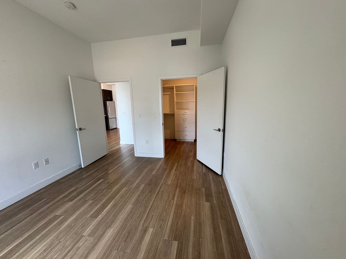 Los Angeles Apartment: 535 S Kingsley Dr. - 511