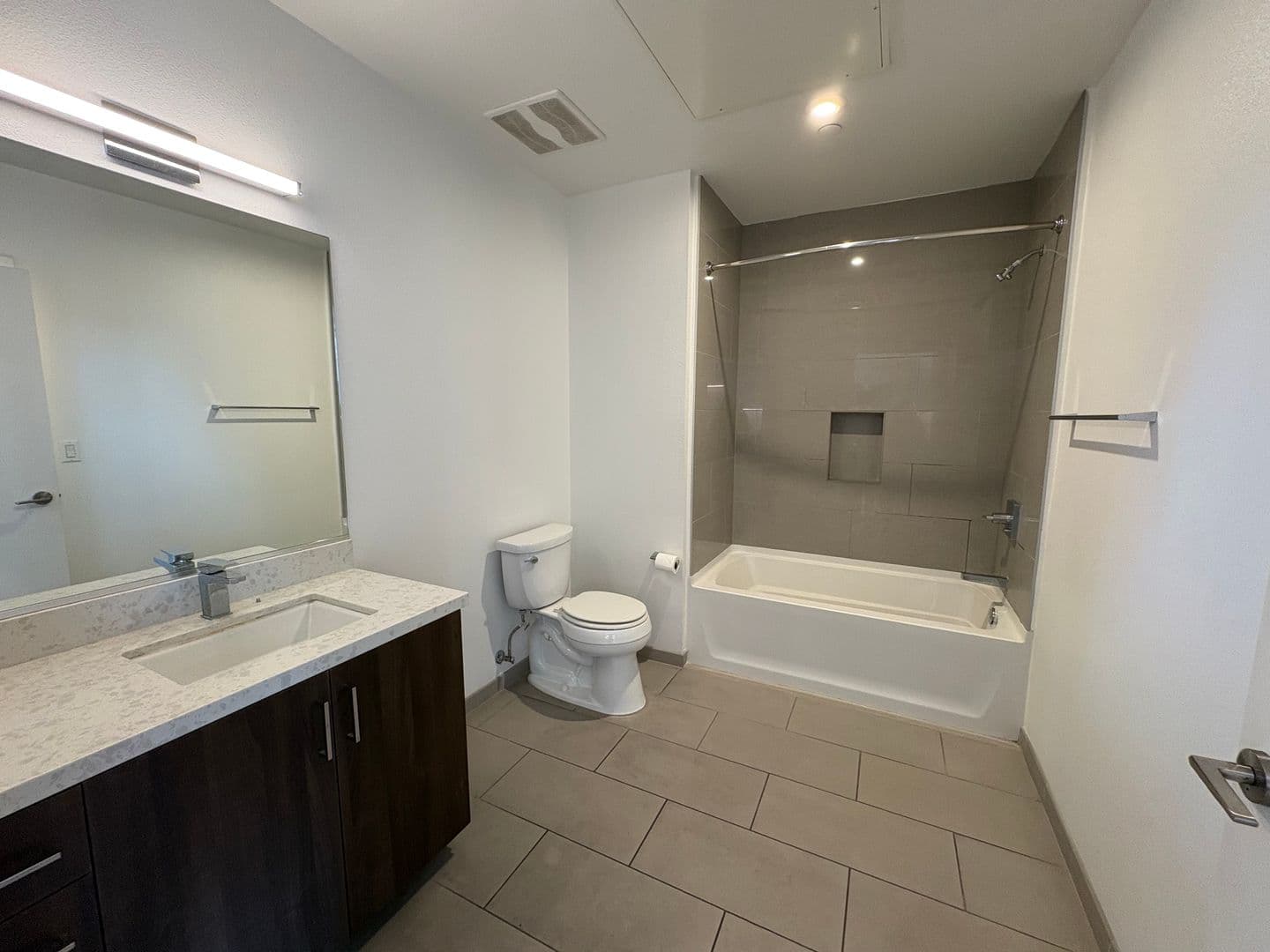 Los Angeles Apartment: 535 S Kingsley Dr. - 511