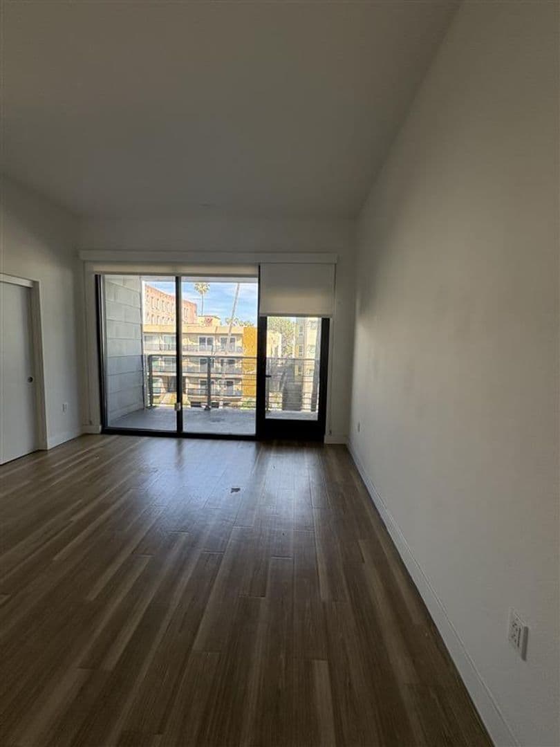 Los Angeles Apartment: 535 S Kingsley Dr. - 312