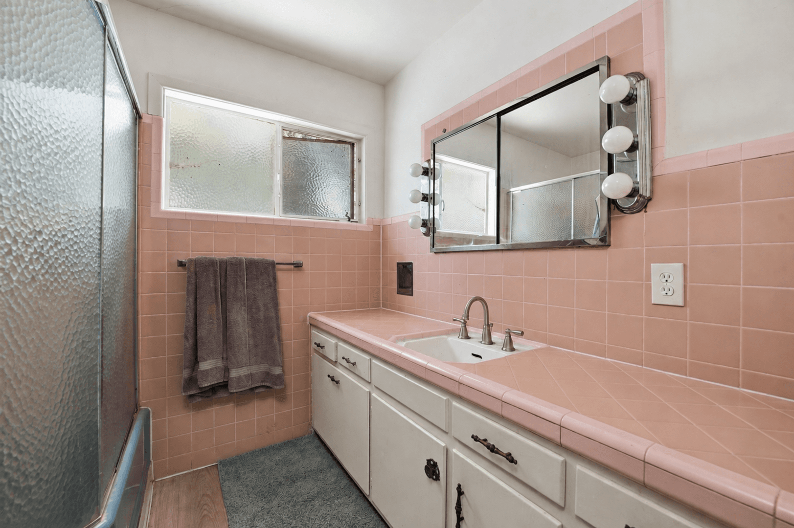 San Diego House: 5449-5451 Dorothy Drive