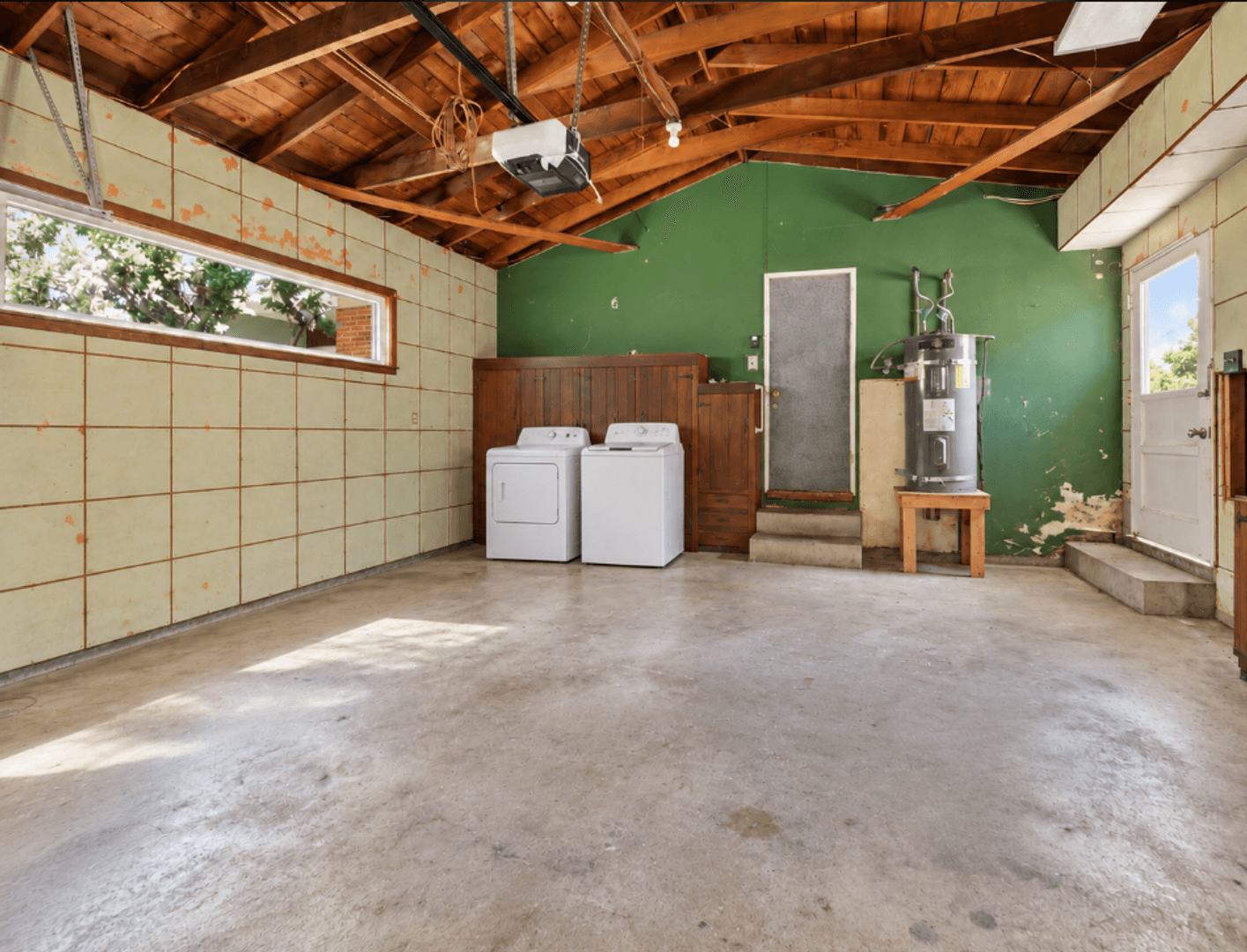 San Diego House: 5231 East Falls View Drive