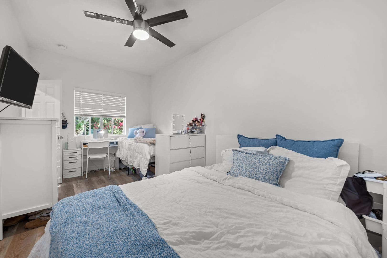 San Diego House: 5233 East Falls View Drive