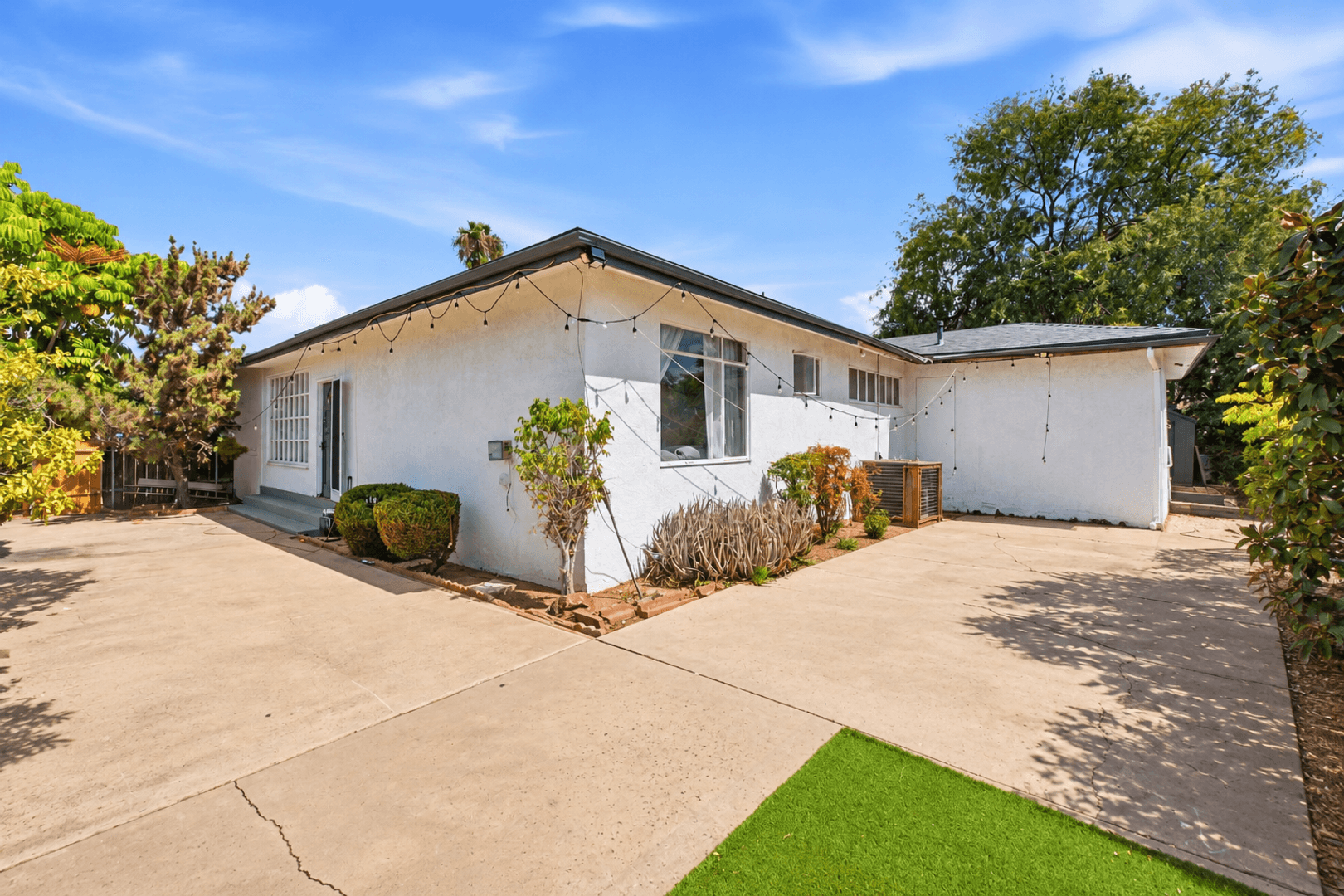 San Diego House: 5449-5451 Dorothy Drive