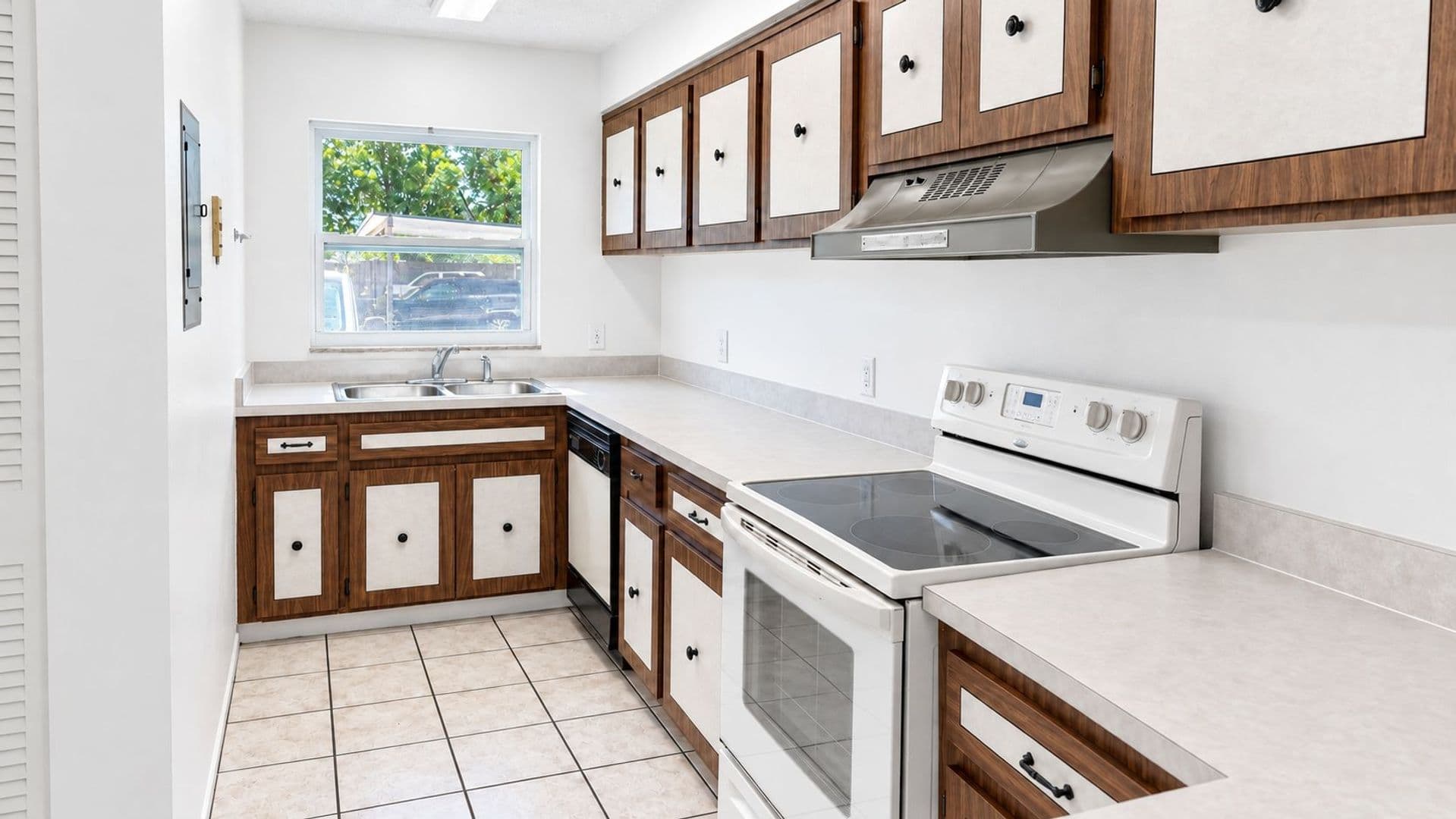Melbourne Apartment: 2901 Albemarle St. C-4