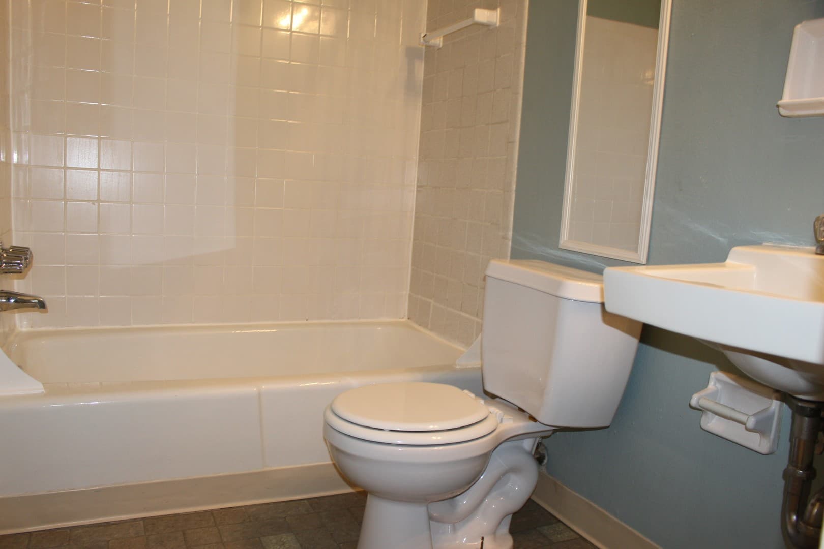 Edgewood Apartment: 111 Oakview Avenue