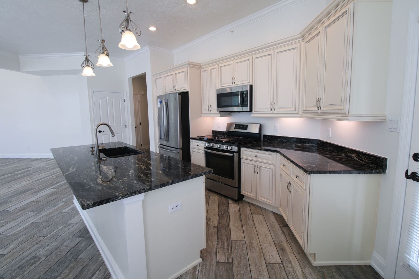 Mars Apartment: 1000 Adams Pointe Blvd.