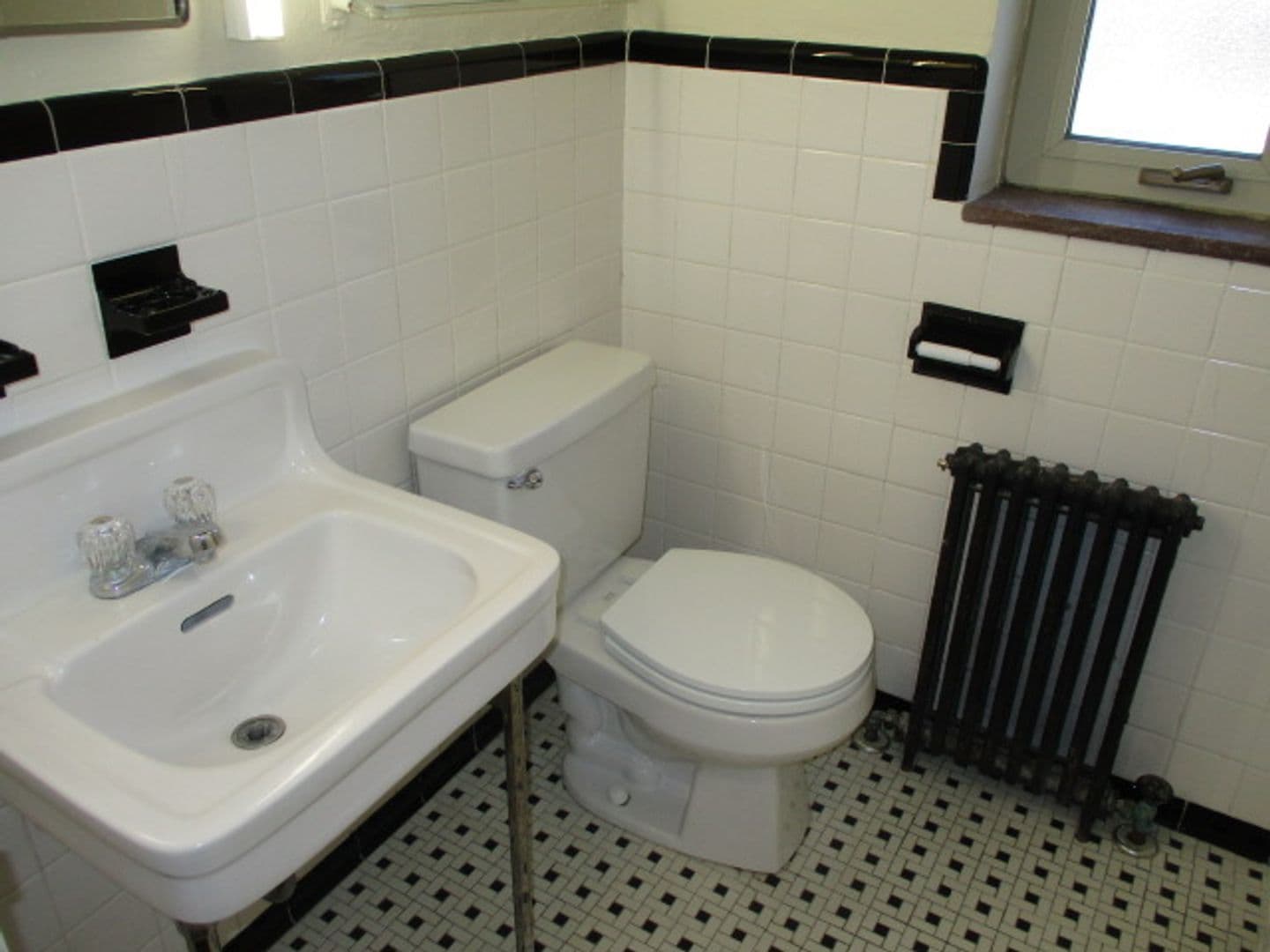 Bellevue Apartment: 219 Lincoln Avenue