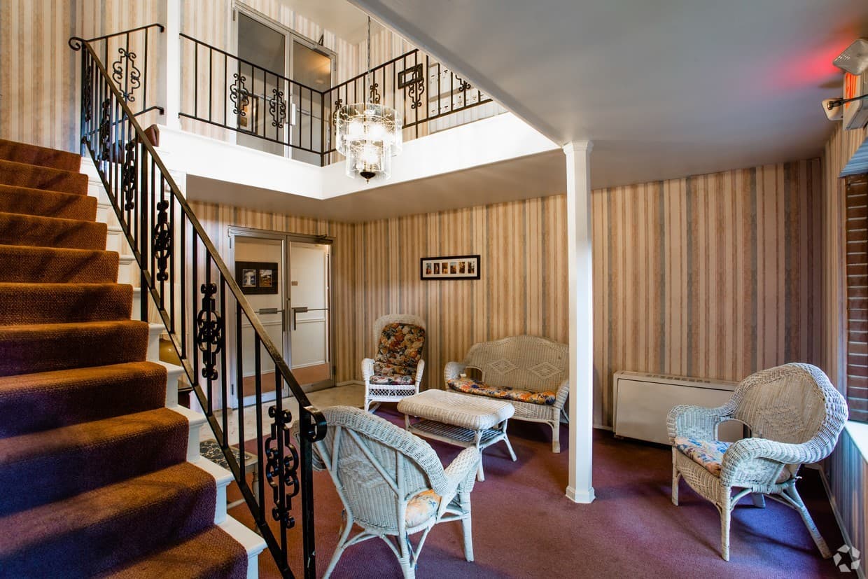 Mt. Lebanon Apartment: 200 Piper Drive