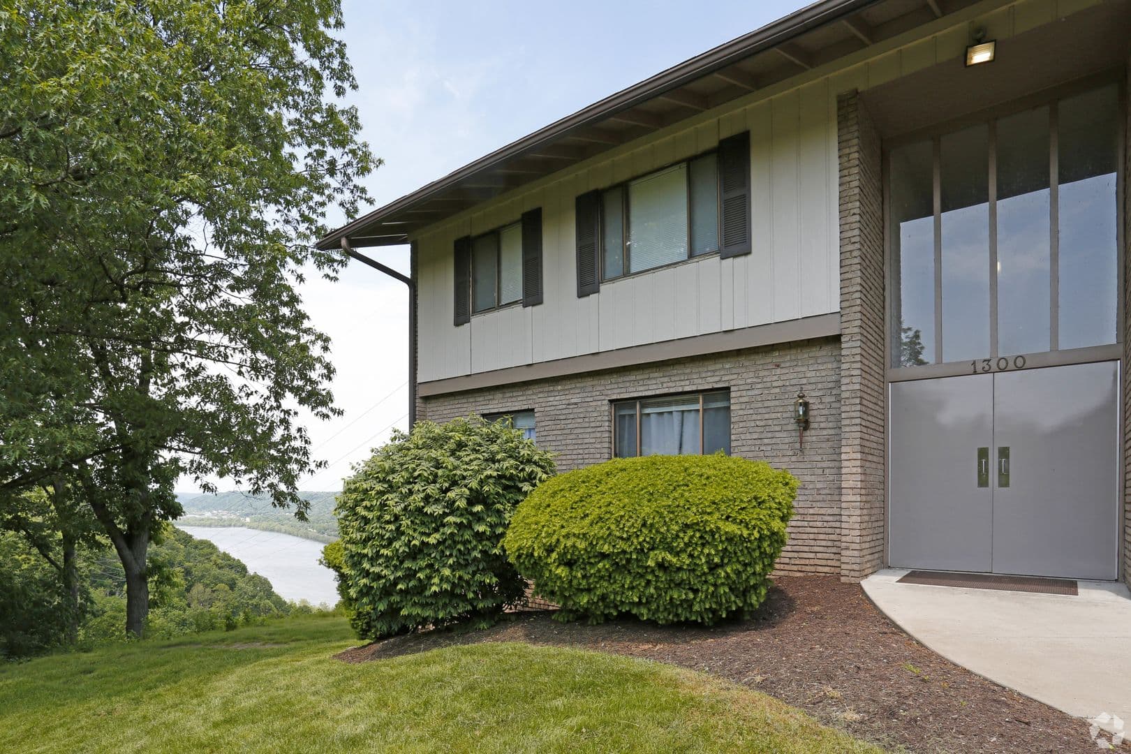 Moon Township Apartment: 900 Kris Drive
