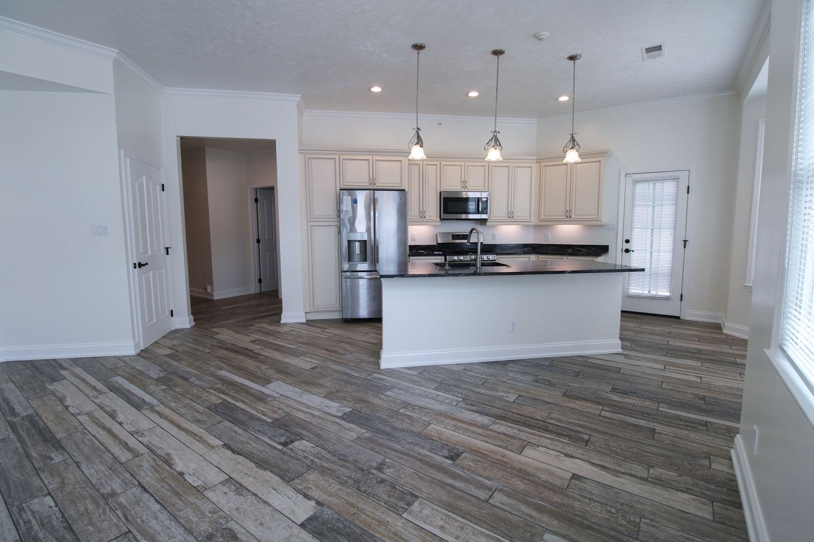 Mars Apartment: 1000 Adams Pointe Blvd.