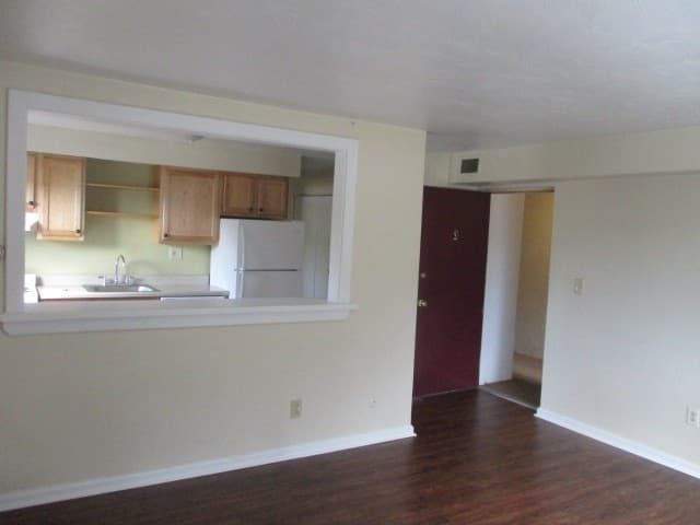 Edgewood Apartment: 111 Oakview Avenue