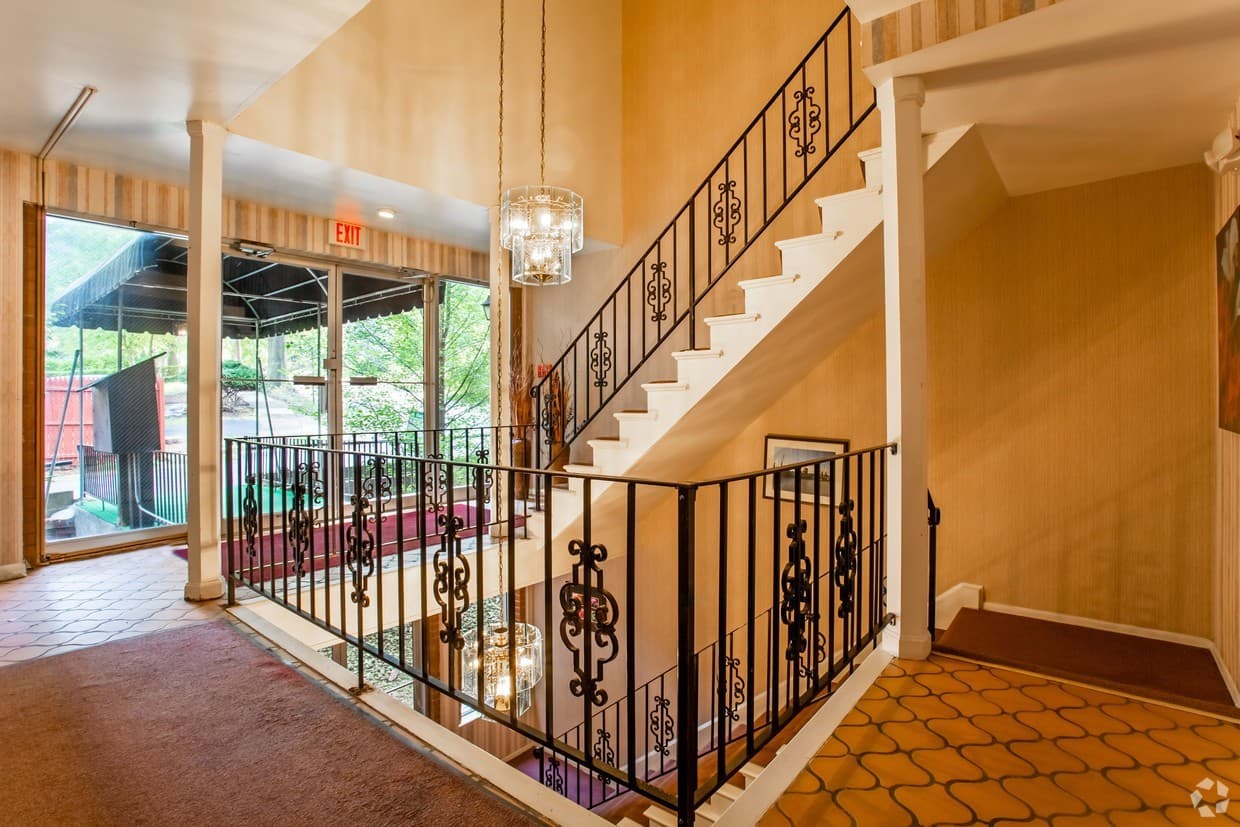 Mt. Lebanon Apartment: 200 Piper Drive