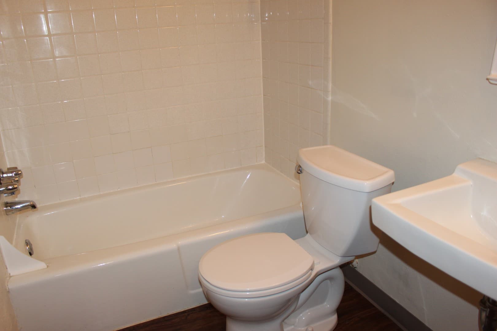 Edgewood Apartment: 111 Oakview Avenue