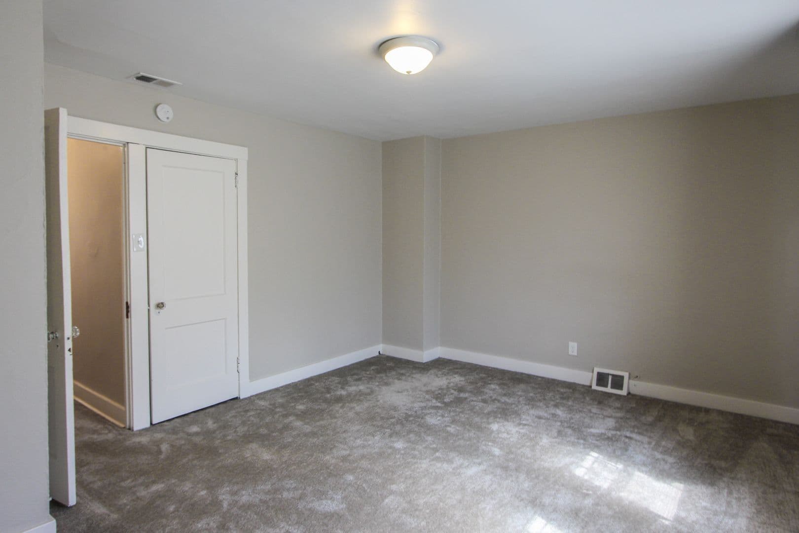 Pittsburgh Apartment: 323 Main Street