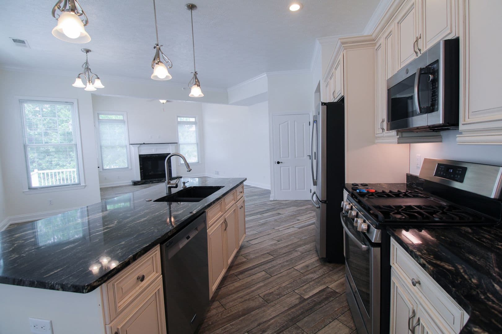 Mars Apartment: 1000 Adams Pointe Blvd.