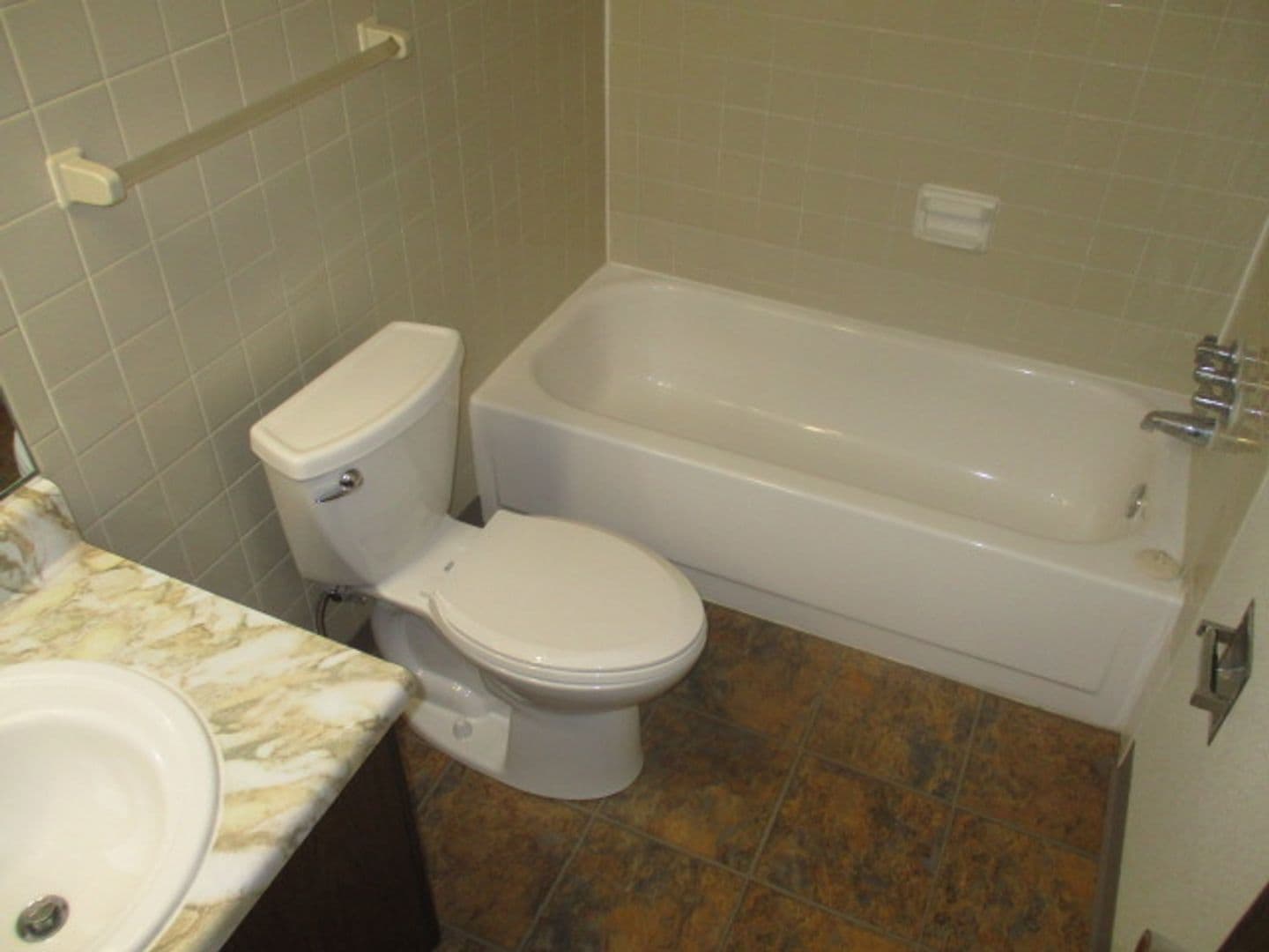 Moon Township Apartment: 900 Kris Drive