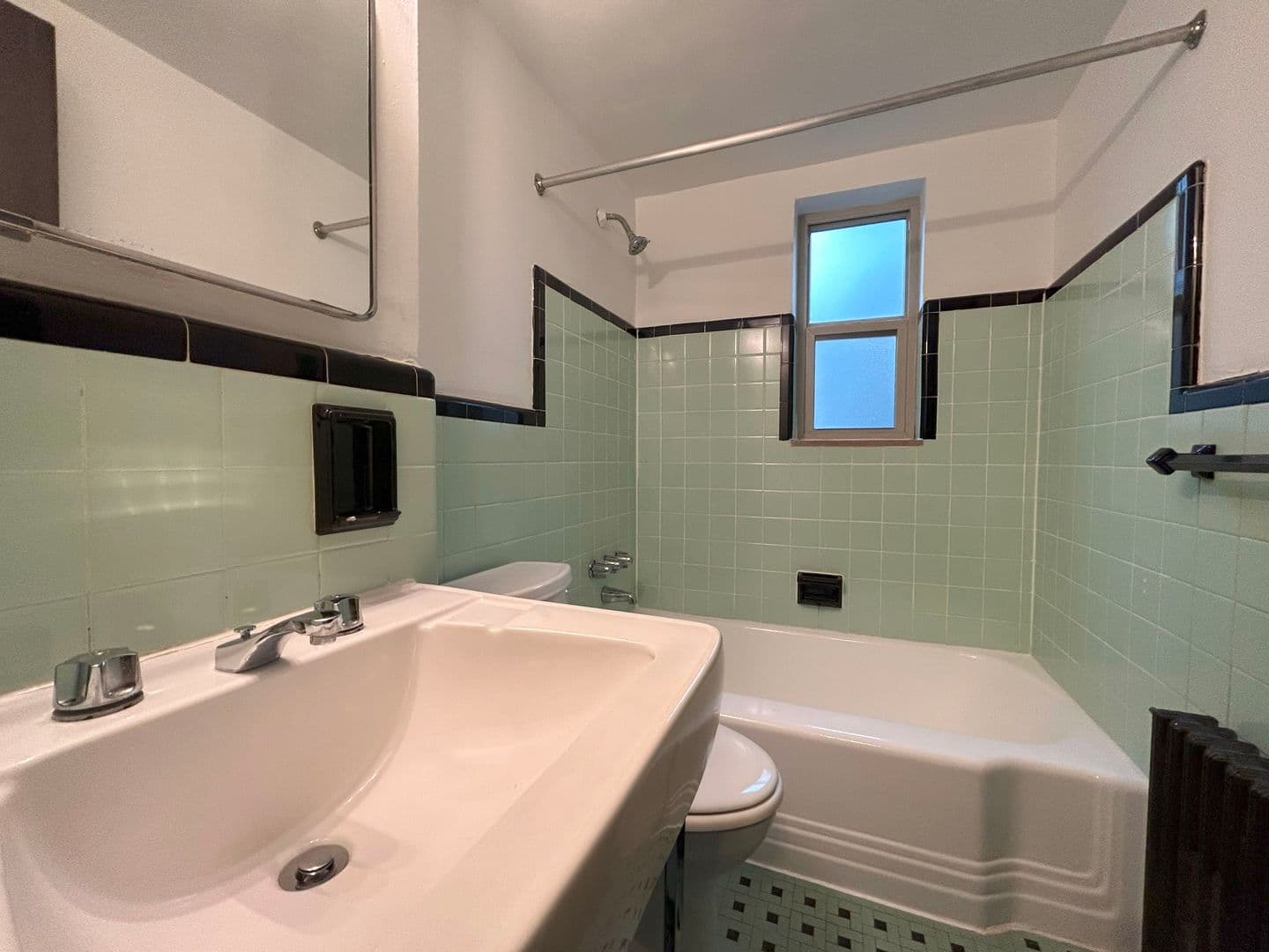 Edgewood Apartment: 101 Lloyd Avenue