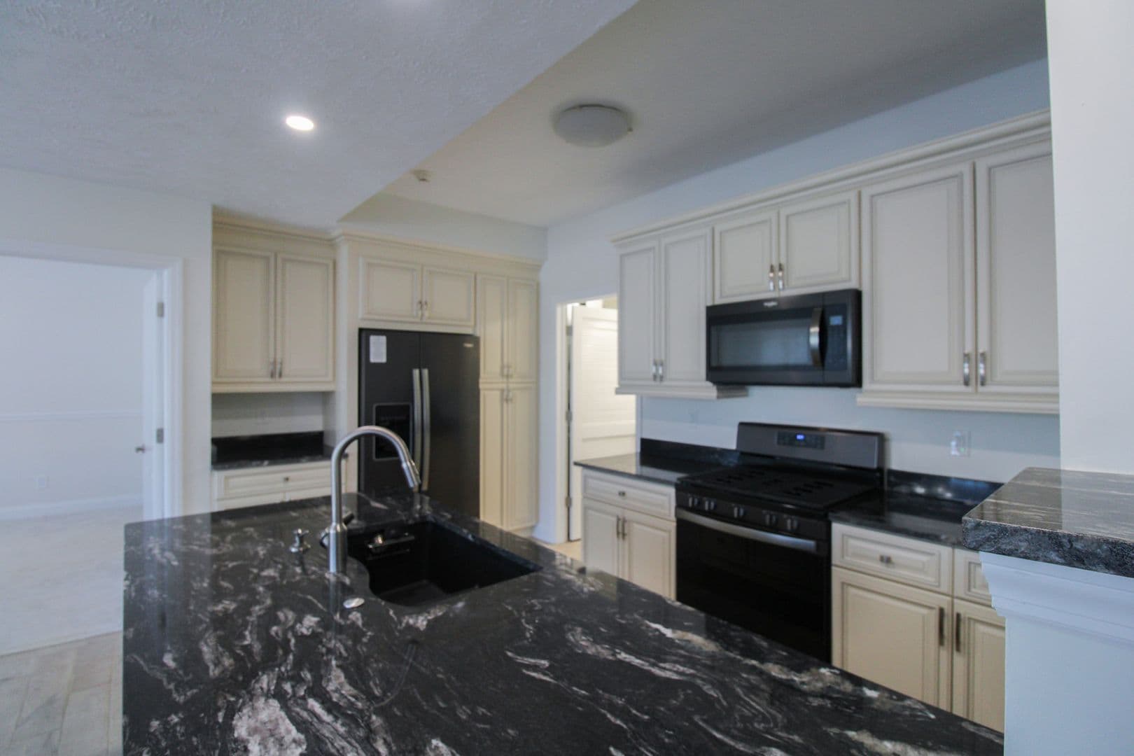 Mars Apartment: 1000 Adams Pointe Blvd.