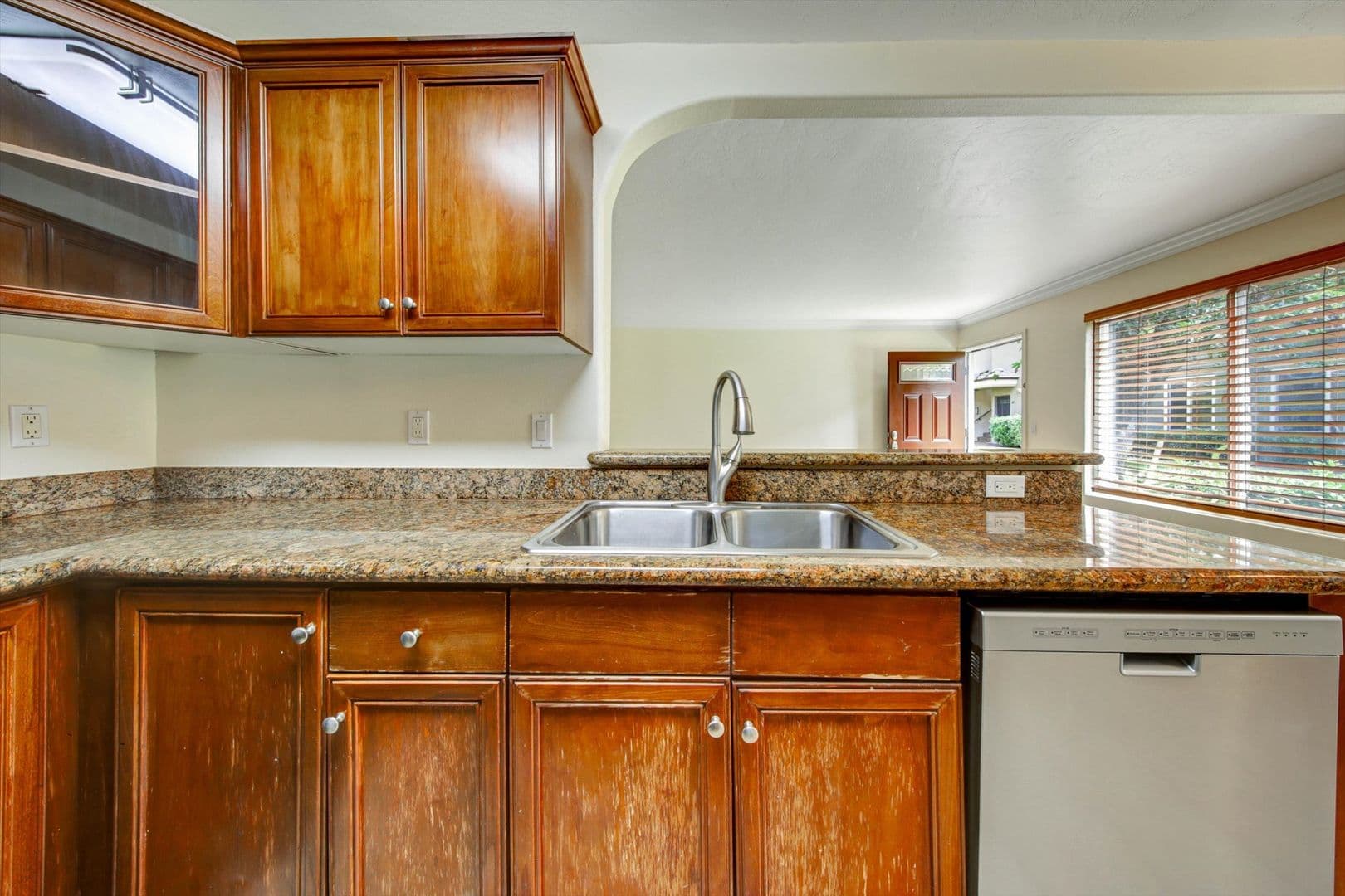 San Diego House: 792 Avocado Ave #47