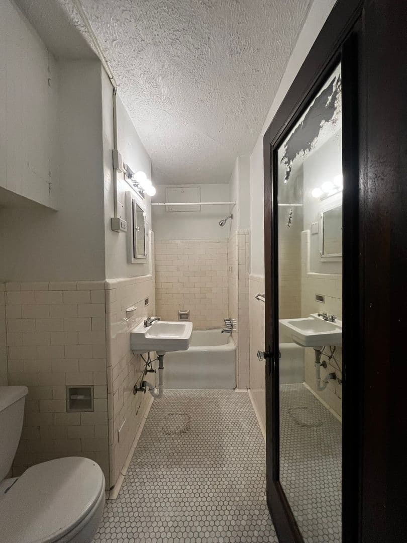 Pittsburgh Apartment: 225 Melwood Avenue