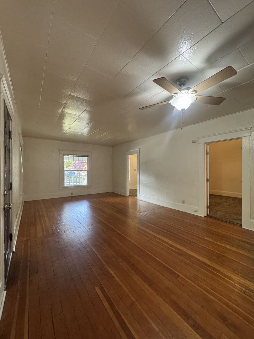 Eugene Apartment: 1091 W. 11th #01