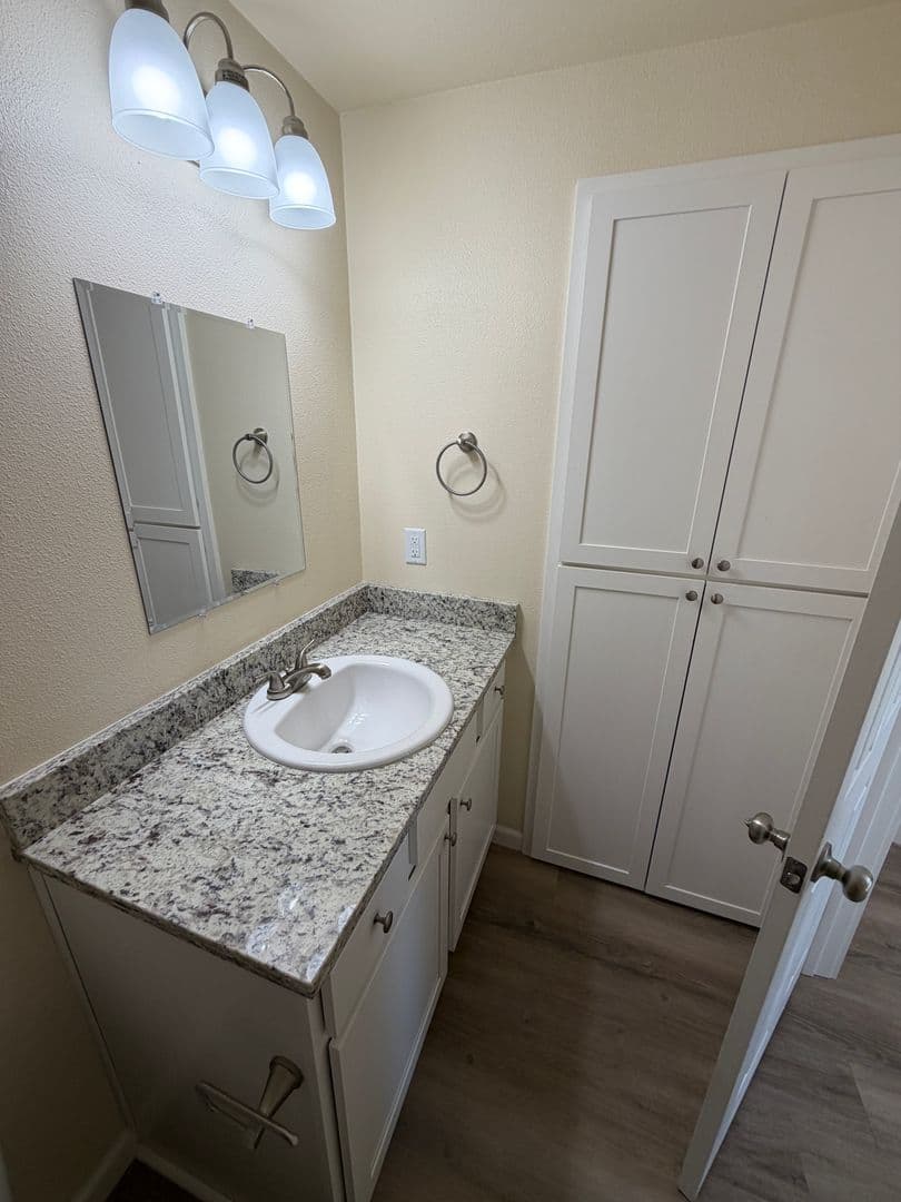 Albany Apartment: 2215 Elm St SW
