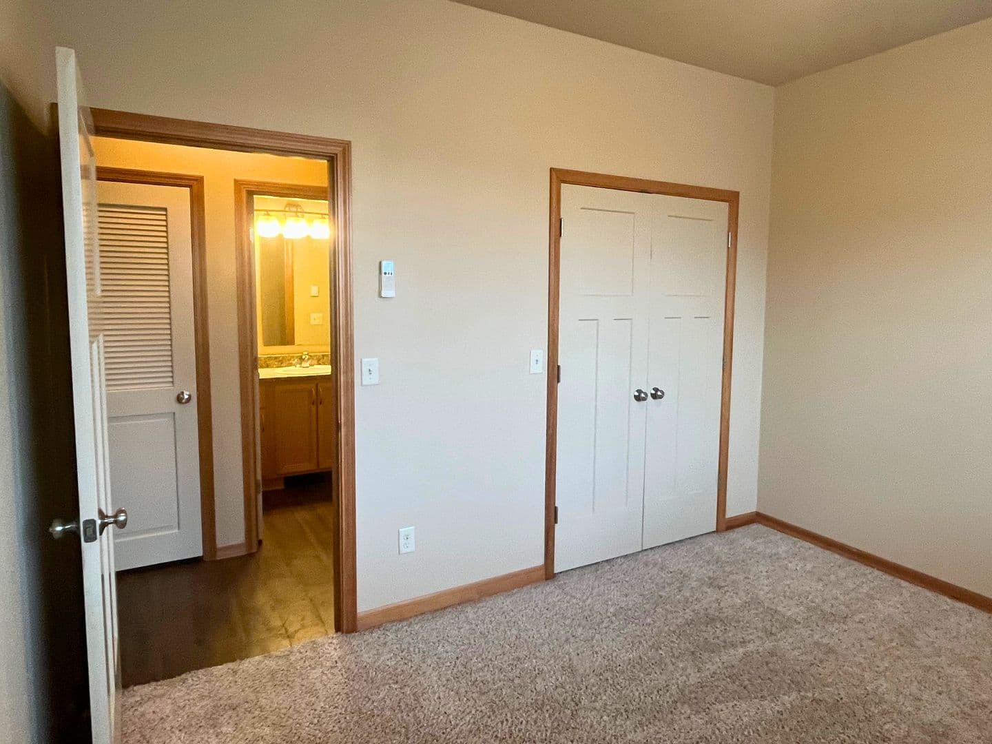 Eugene Apartment: 1972 Oak St