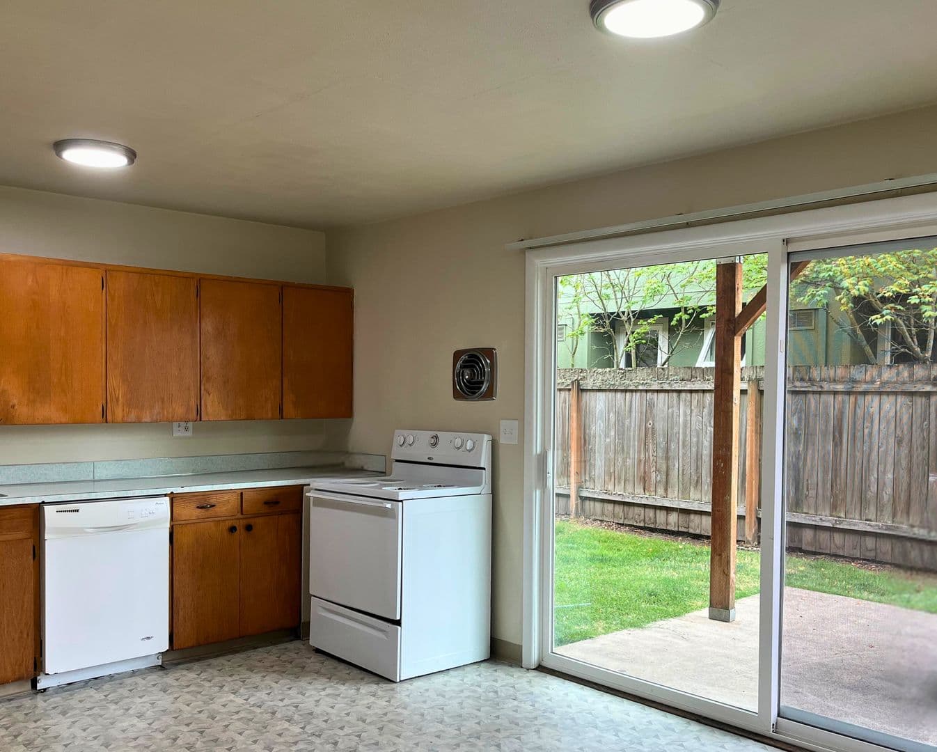 Eugene Apartment: 1671 Ferry St. #10