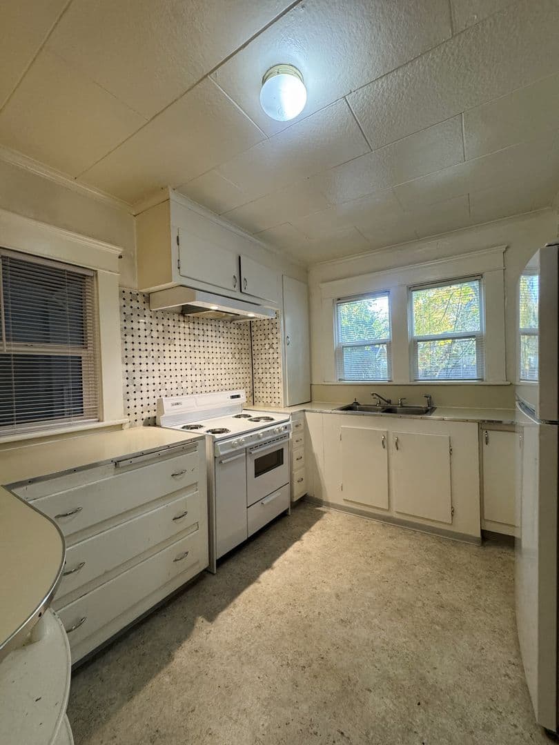 Eugene Apartment: 1091 W. 11th #01