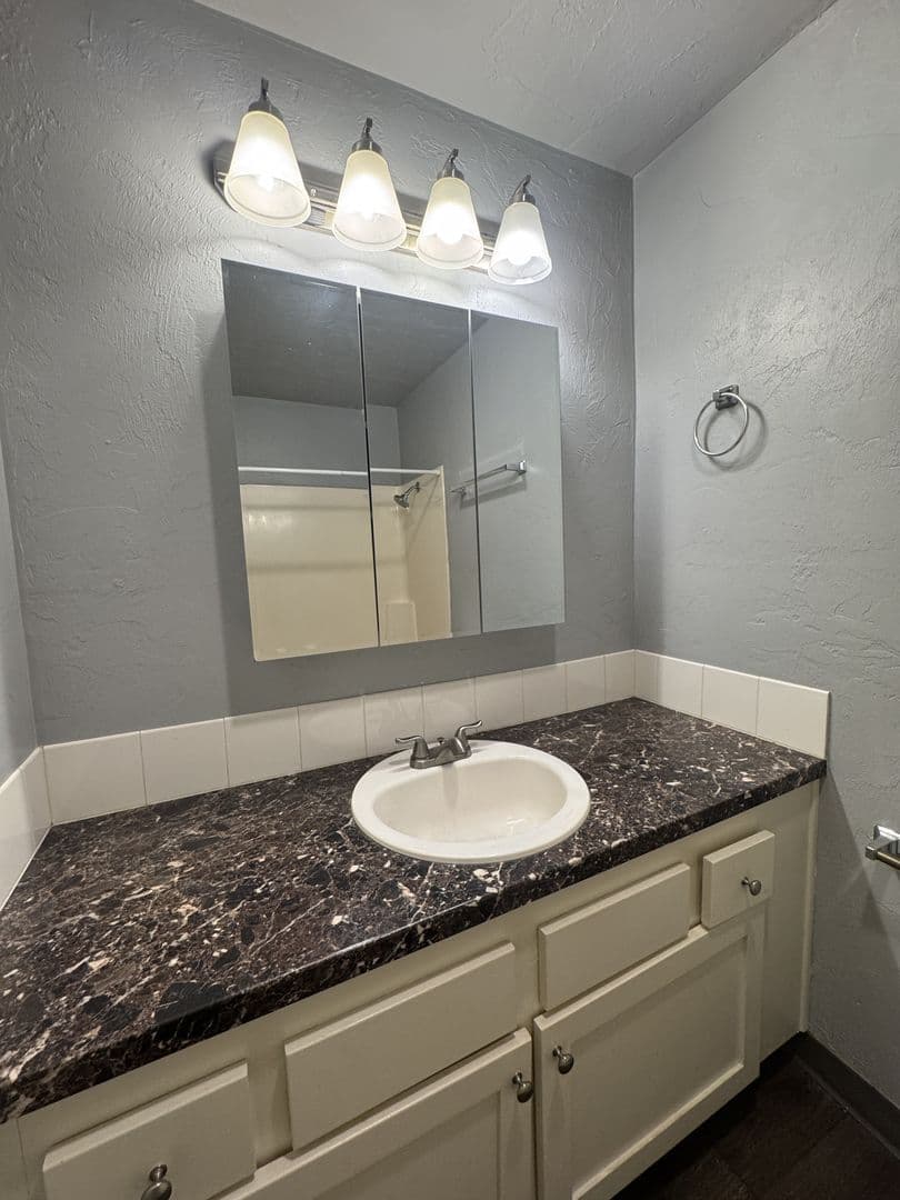 Eugene Apartment: 95 W 15th   #05