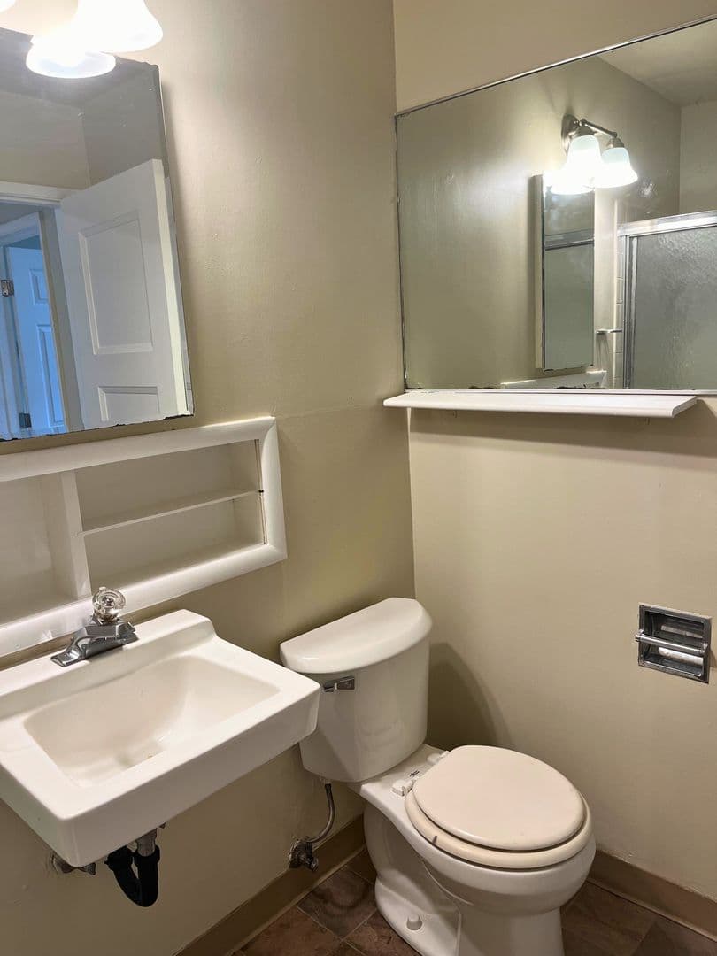 Eugene Apartment: 1671 Ferry St. #10