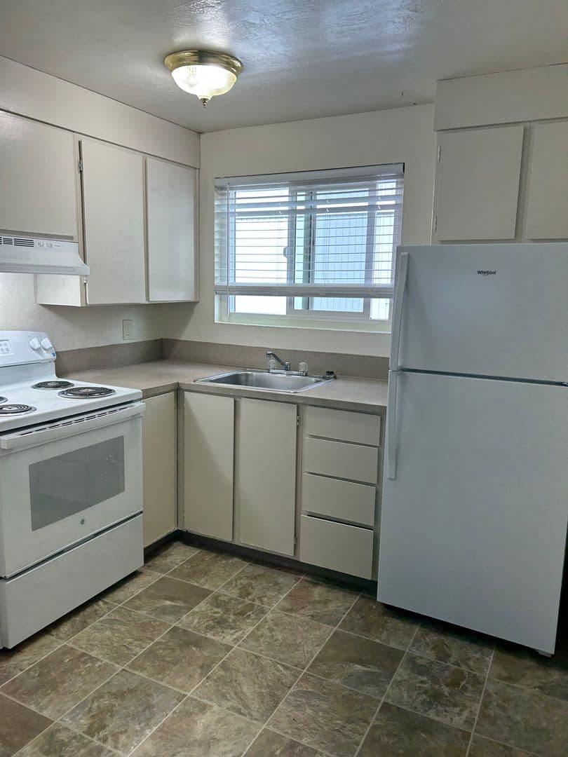 Corvallis Apartment: 950 NW Sycamore Ave #9