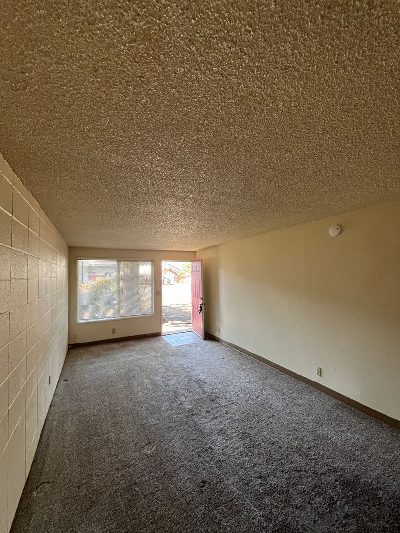 Eugene Apartment: 1668 Ferry St - 08