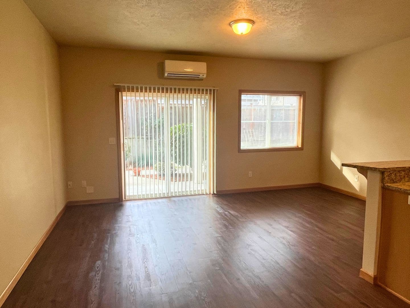 Eugene Apartment: 1972 Oak St