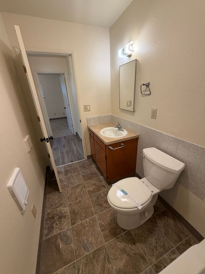 Albany Apartment: 1373 27th Ave SE