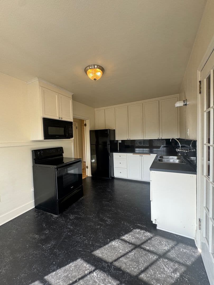 Eugene Apartment: 360 W 13th St
