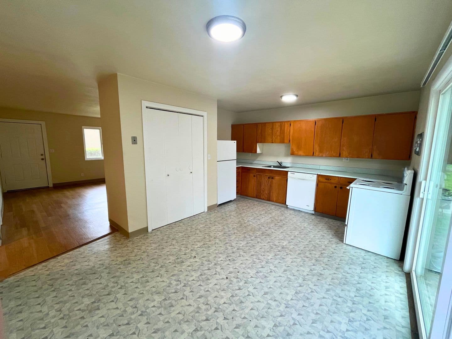 Eugene Apartment: 1671 Ferry St. #10