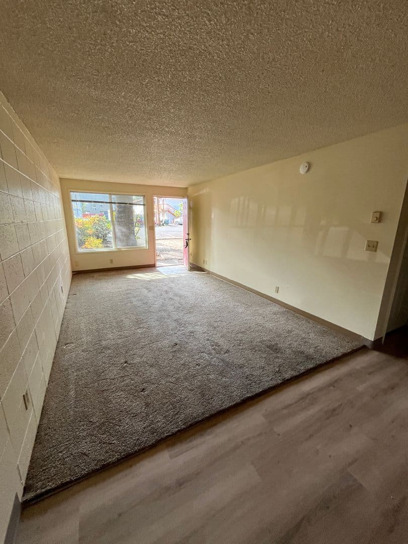Eugene Apartment: 1668 Ferry St - 08