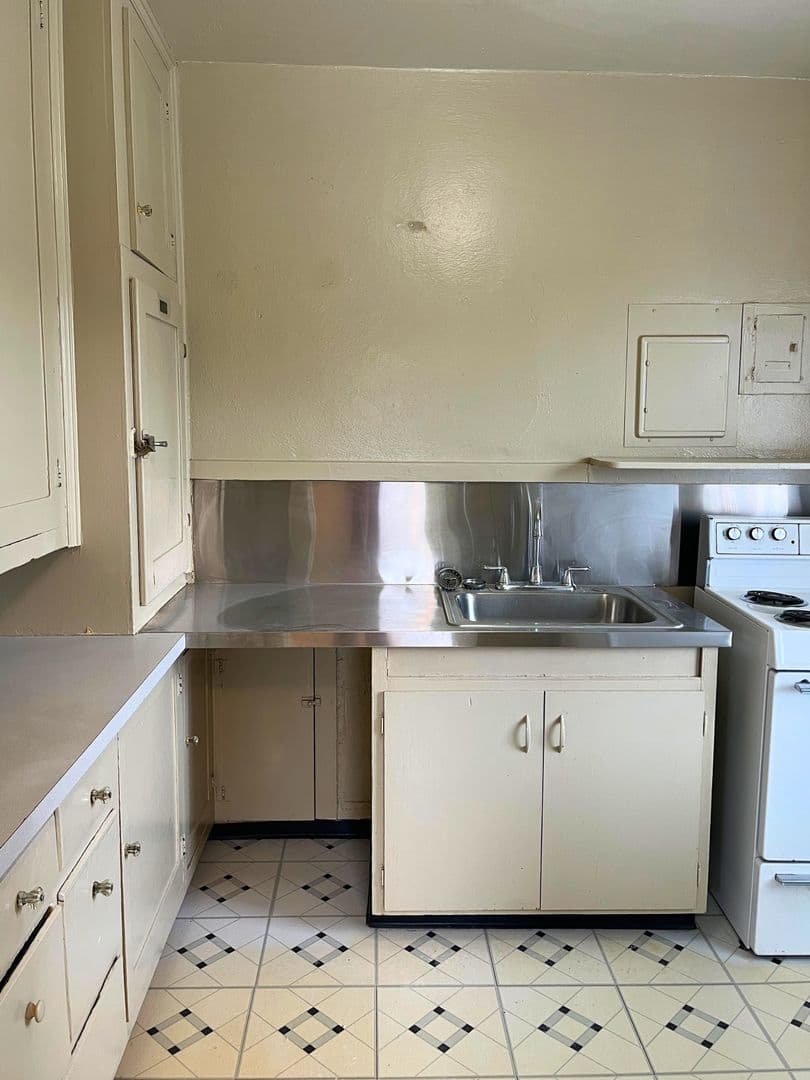 Eugene Apartment: 1263 Oak St - 301