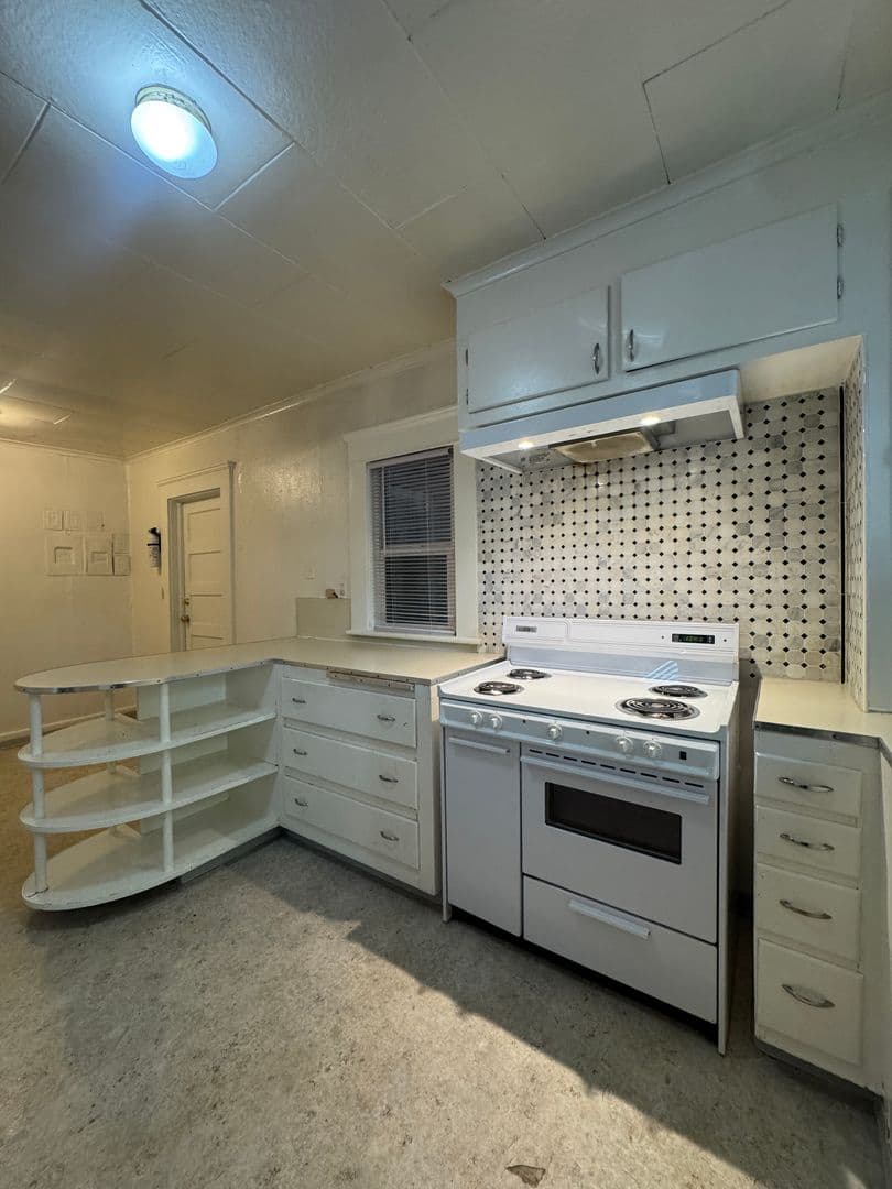 Eugene Apartment: 1091 W. 11th #01