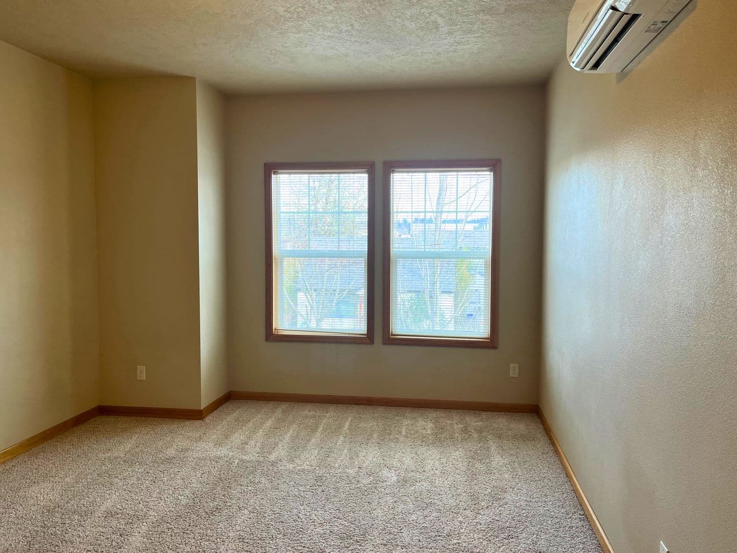 Eugene Apartment: 1972 Oak St