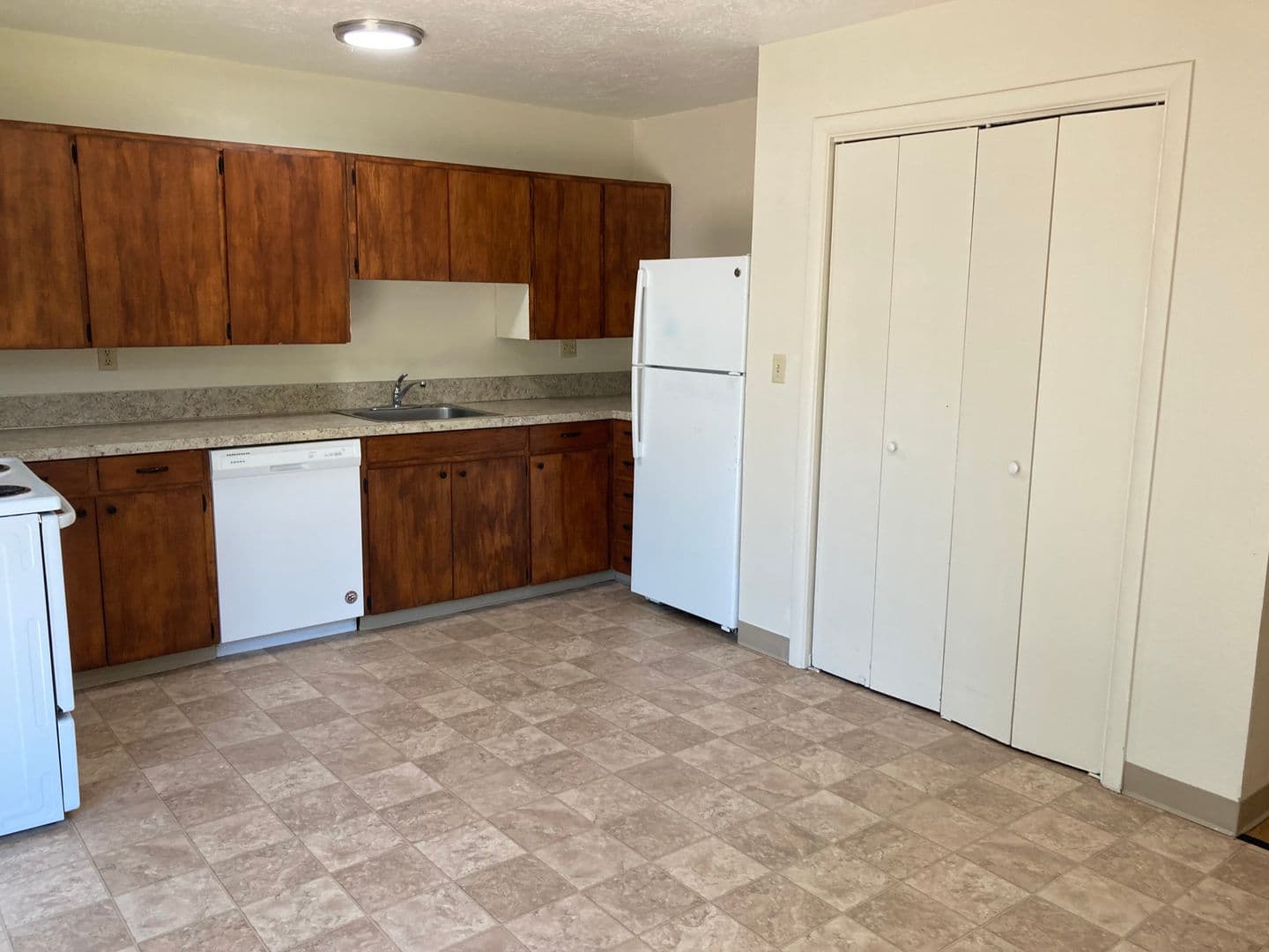 Eugene Apartment: 1671 Ferry St. #09