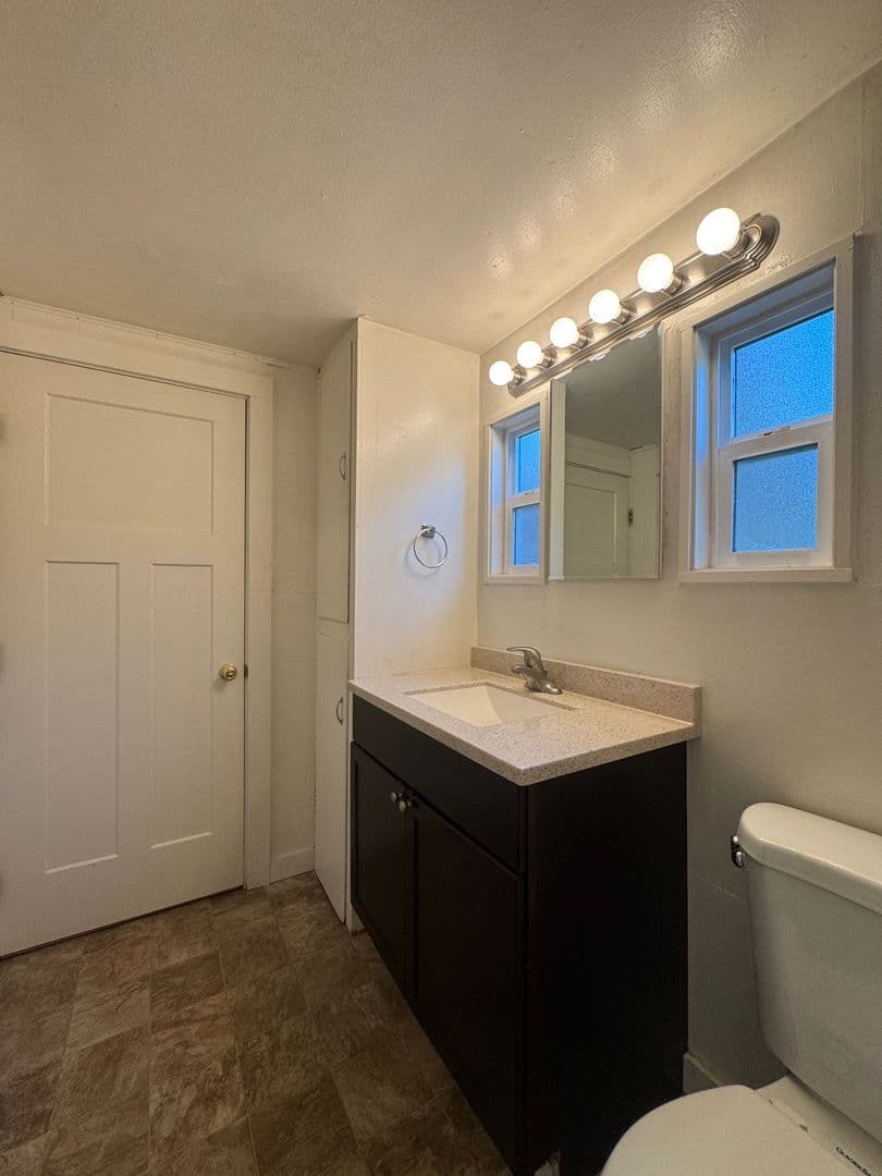 Eugene Apartment: 1091 W. 11th #01