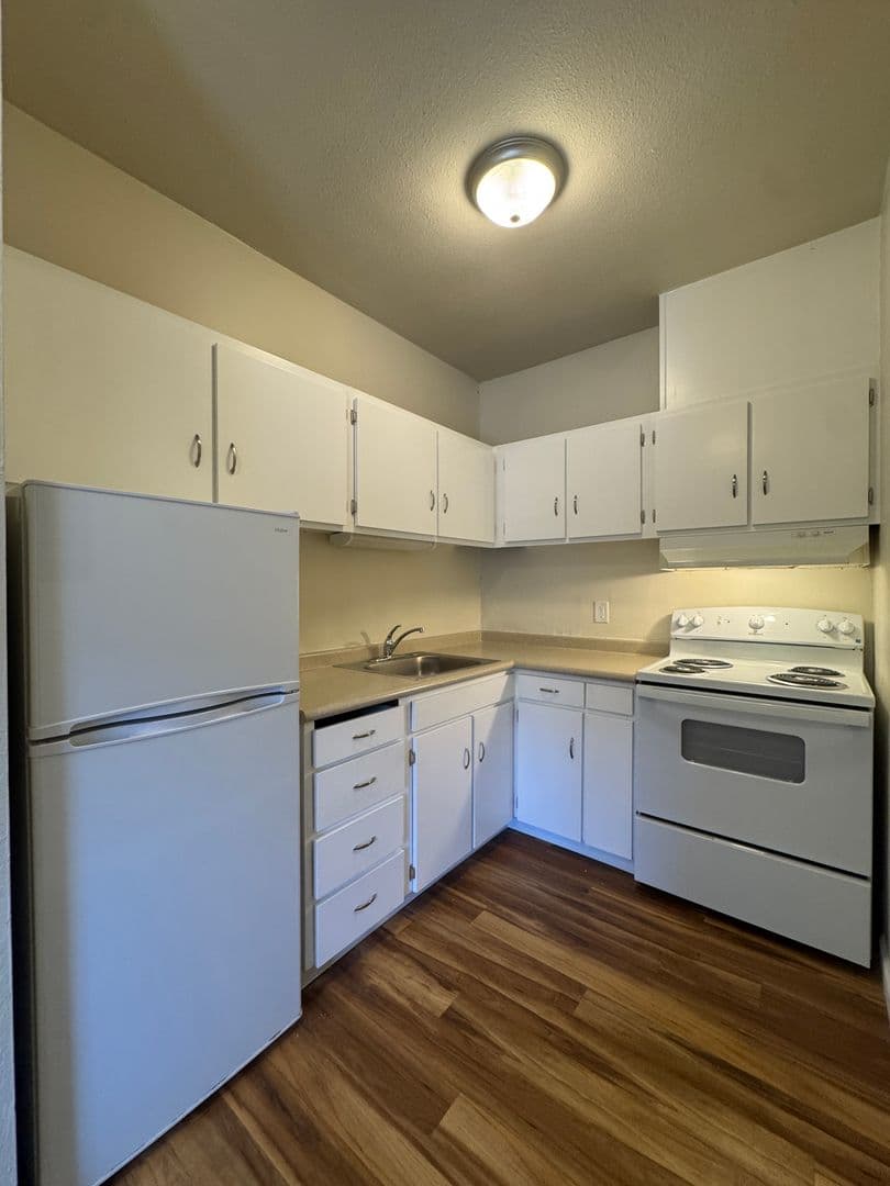 Eugene Apartment: 1247  W. 6th #06