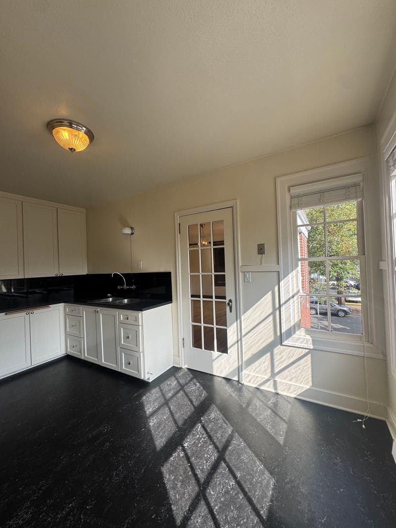 Eugene Apartment: 360 W 13th St