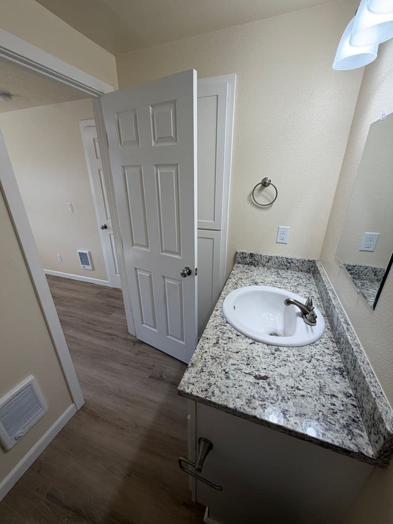 Albany Apartment: 2215 Elm St SW