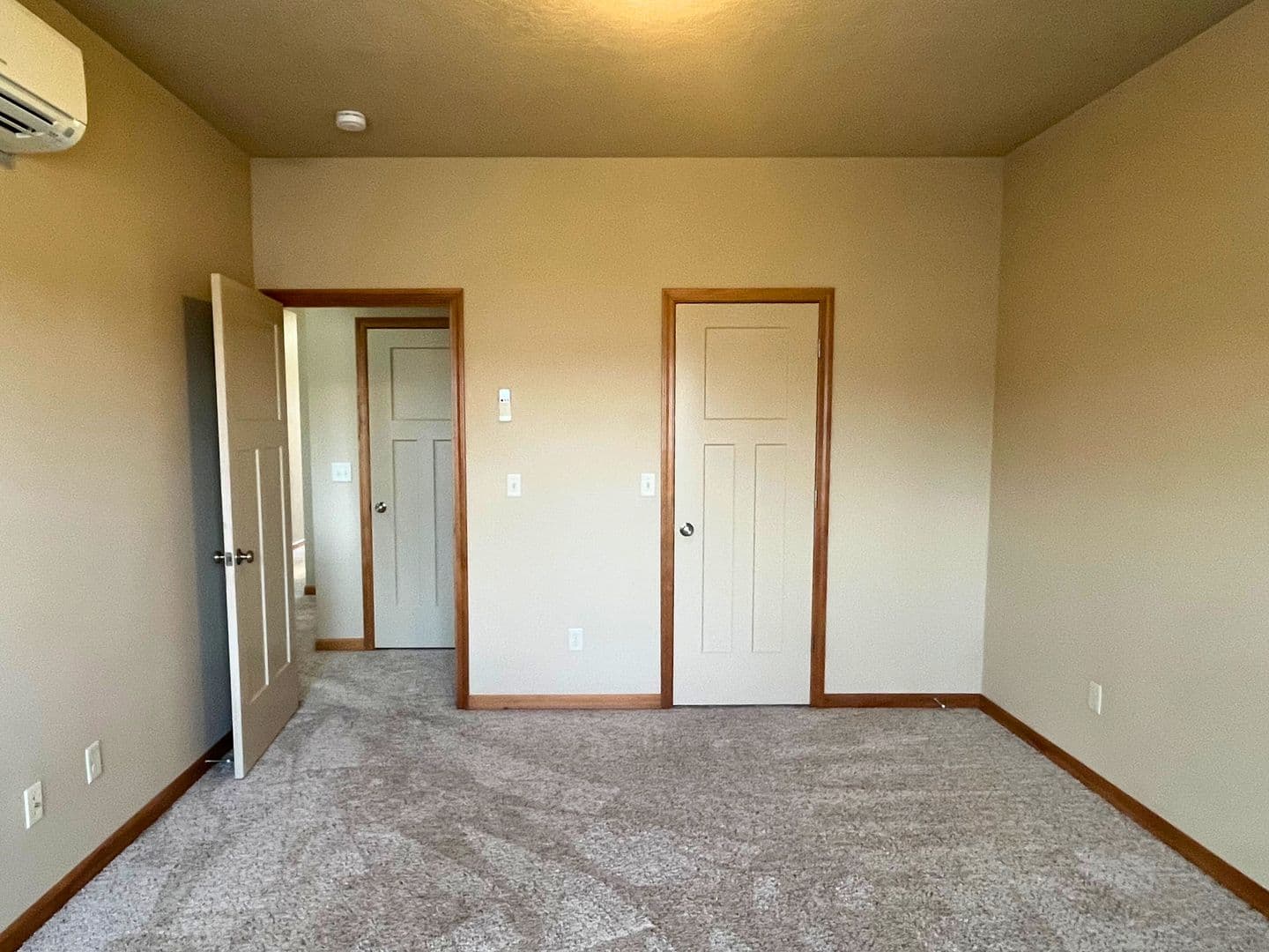 Eugene Apartment: 1972 Oak St