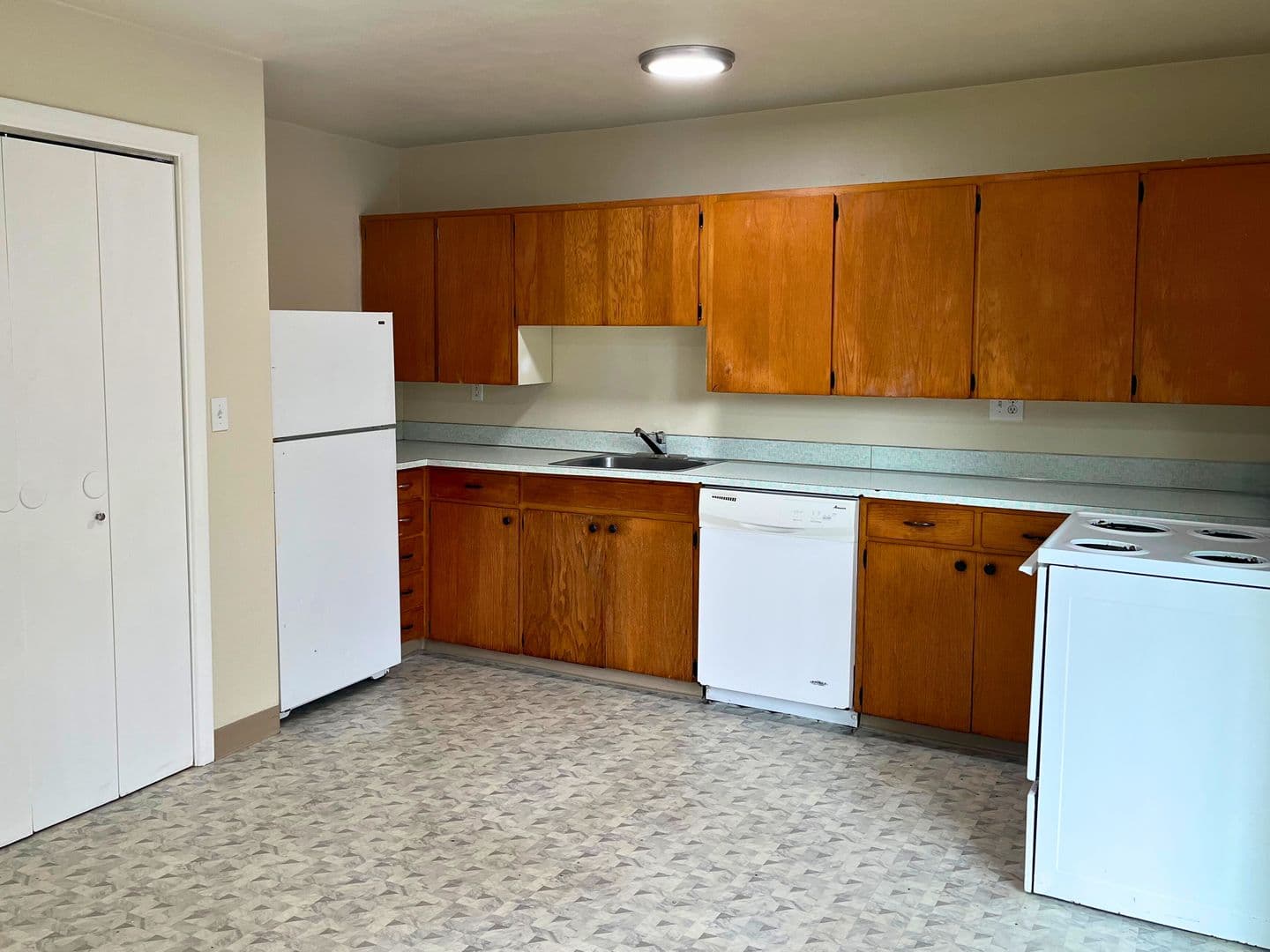 Eugene Apartment: 1671 Ferry St. #10